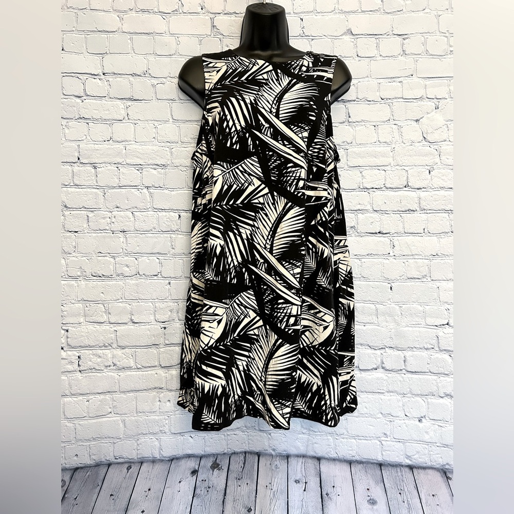 🍁🍁Reitmans Black and White Leaf Print Midi Dress